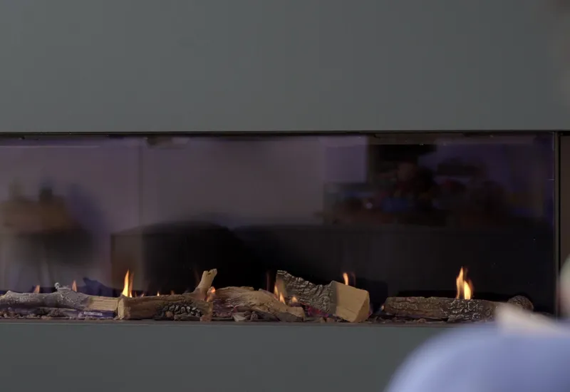 Klimaat en haard in een woonkamer