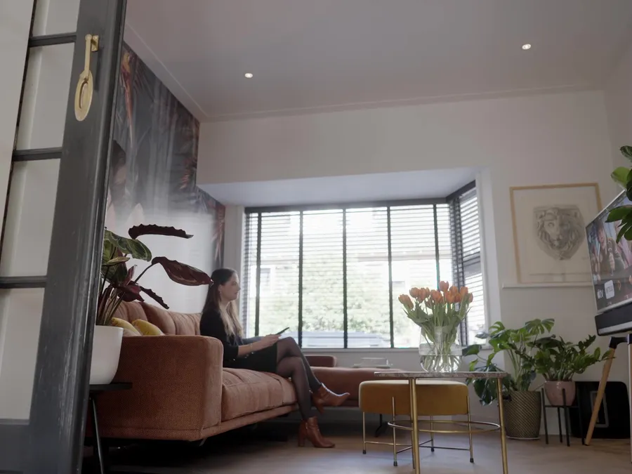 Woonkamer met Loxone-gestuurde verlichting